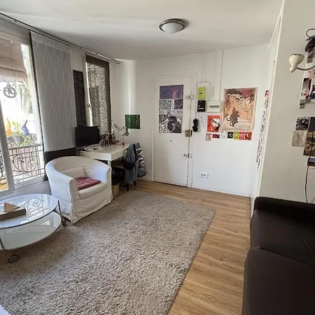 For 2 - Near Louvre Museum *