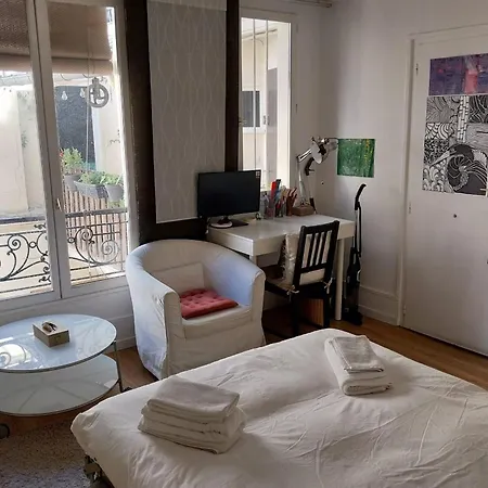 For 2 - Near Louvre Museum *