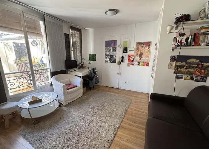 For 2 - Near Louvre Museum *