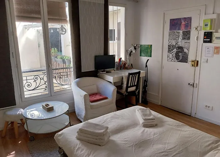 For 2 - Near Louvre Museum *